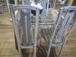 Mesa de cristal y sillas