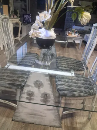 Mesa de cristal y sillas