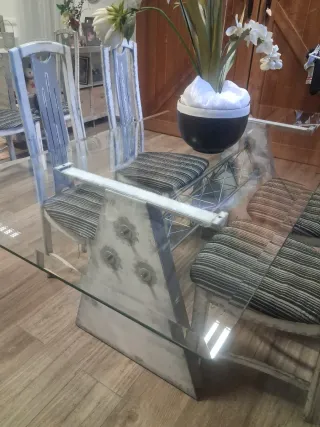 Mesa de cristal y sillas