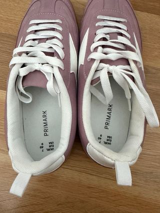Zapatillas rosas y blancas