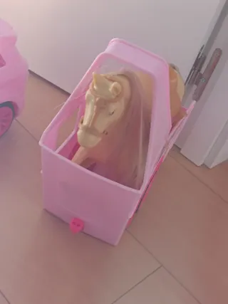 Coche de juguete rosa para muñecas