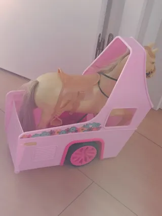 Coche de juguete rosa para muñecas