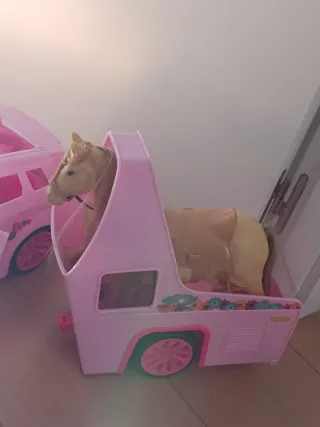 Coche de juguete rosa para muñecas