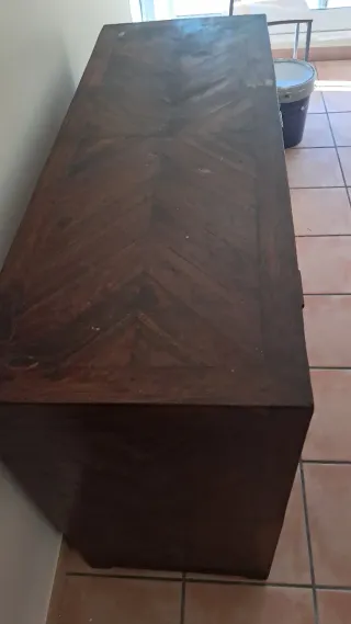 Cómoda de madera maciza color wengue