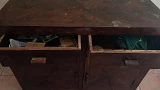 Cómoda de madera maciza color wengue