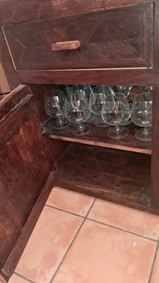 Cómoda de madera maciza color wengue