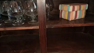 Cómoda de madera maciza color wengue