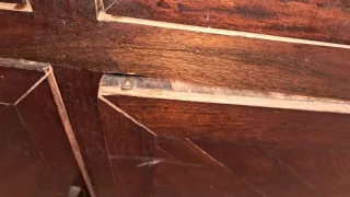 Cómoda de madera maciza color wengue