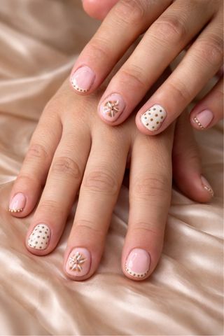 Manicura semipermanente oro y rosa