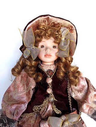 MUÑECA DE PORCELANA