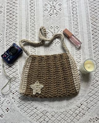 Bolso tejido beige y marrón con estrella