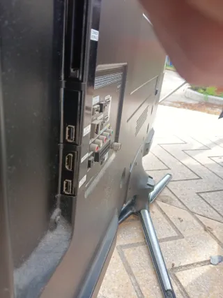 Televisor negro con golpe