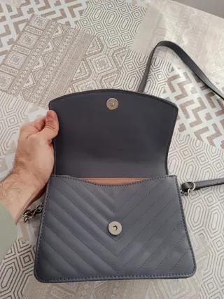 Bolso Guess Morado Chevron.