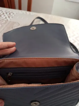 Bolso Guess Morado Chevron.