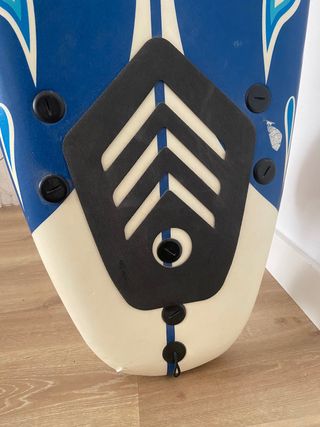 Tabla de surf azul y blanca
