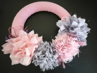 Ghirlanda floreale fatta a mano