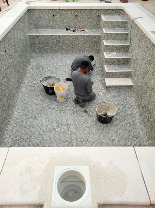 Piscina de obra con escaleras