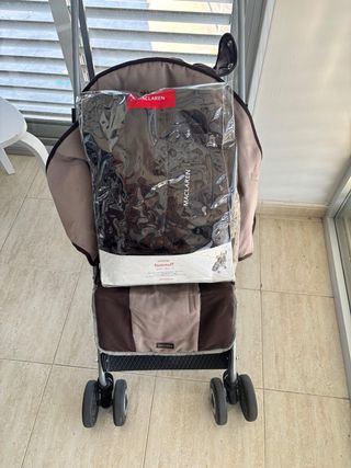 Silla de paseo Maclaren marrón con saco a juego.
