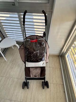 Silla de paseo Maclaren marrón con saco a juego.