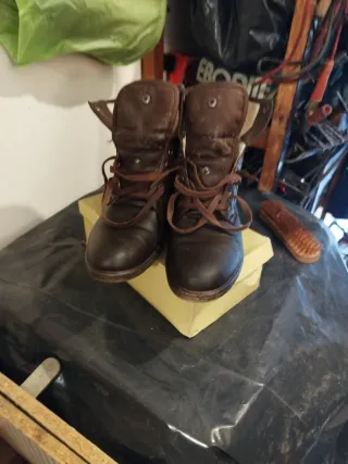 Stivali marroni con lacci