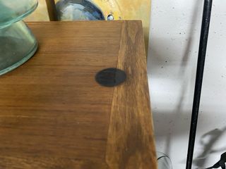 Vitrina de madera con puertas de vidrio