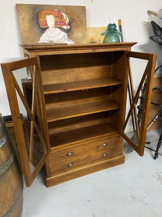 Vitrina de madera con puertas de vidrio