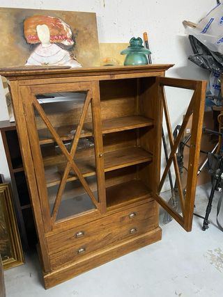 Vitrina de madera con puertas de vidrio