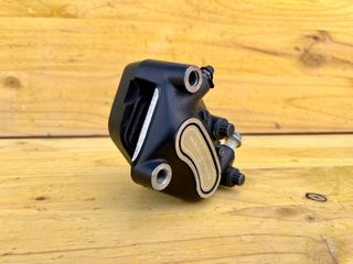 Pinza Freno Delantero IZQ 4 piston Harley Davidson