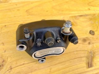 Pinza Freno Delantero IZQ 4 piston Harley Davidson