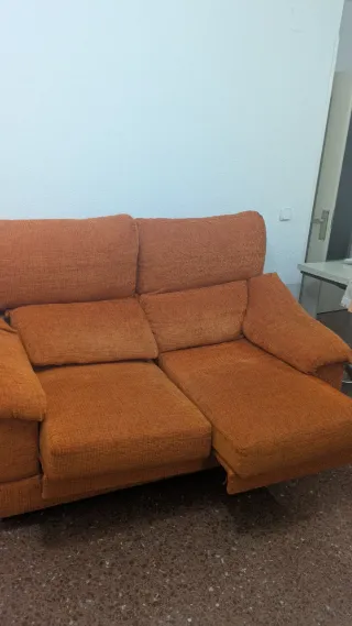 Sofá naranja de tela
