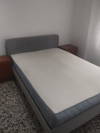 Cama completa con colchón gris
