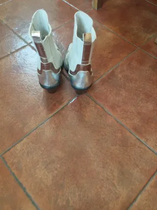 Botines blancos y plateados
