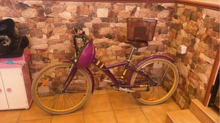 Bicicleta morada con cesta y casco
