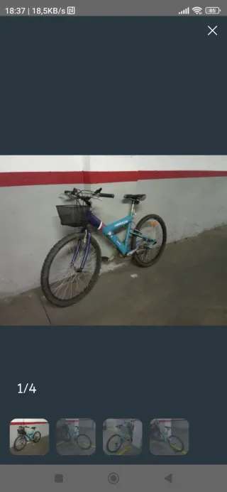 Bicicleta azul con cesta  de mujer o chica