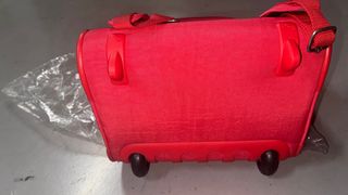 Mochila KIPLING con ruedas roja