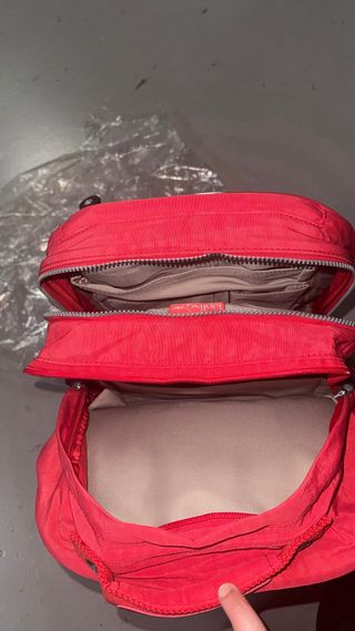 Mochila KIPLING con ruedas roja