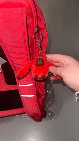 Mochila KIPLING con ruedas roja