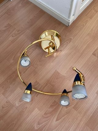 Lámpara de techo dorada y azul