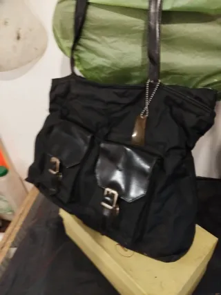 Borsa nera con tasche