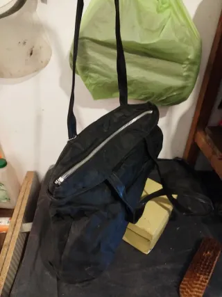 Borsa nera con tasche