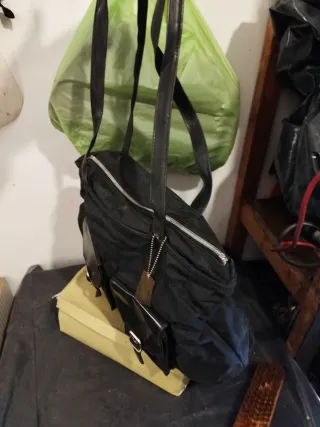 Borsa nera con tasche