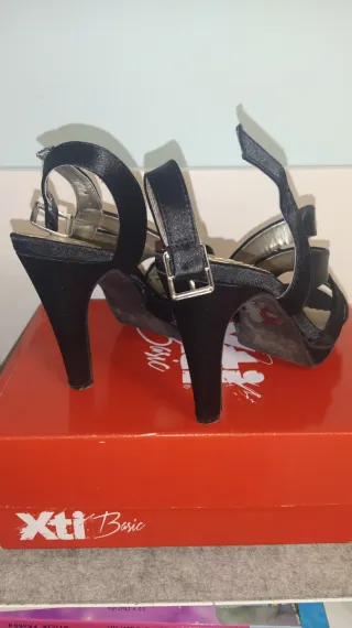 Sandalias de tacón negras satinadas