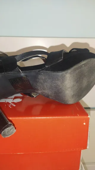 Sandalias de tacón negras satinadas