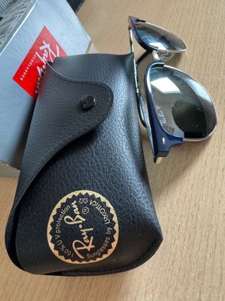 Gafas de sol Ray-Ban azules y plateadas