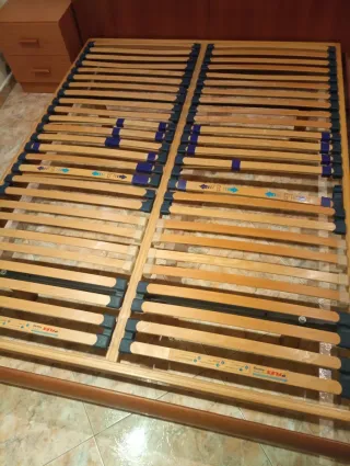 Cama grande con cabecero y mesitas