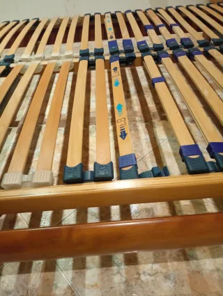 Cama grande con cabecero y mesitas