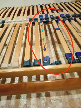 Cama grande con cabecero y mesitas