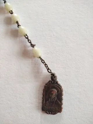 Rosario antiguo piedras blancas y metal