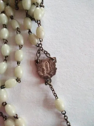 Rosario antiguo piedras blancas y metal