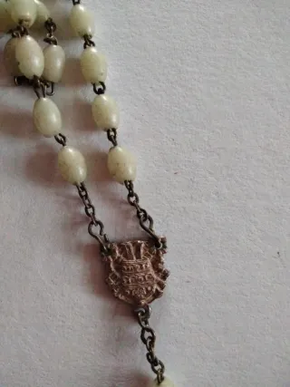 Rosario antiguo piedras blancas y metal